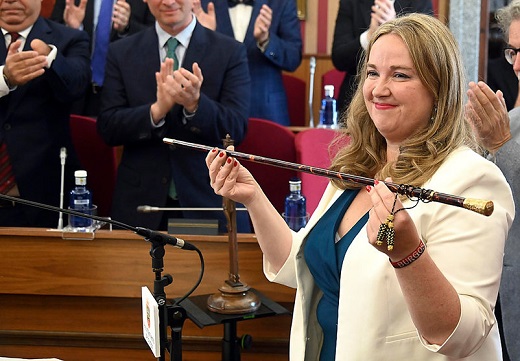La alcaldesa de Burgos, Cristina Ayala, el pasado 17 de julio, con el bastón de mando en el Pleno de constitución del Ayuntamiento. ICAL